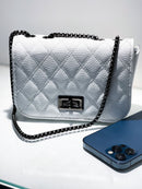 Bolsa Pequena em Couro Sintético com Alça de Corrente