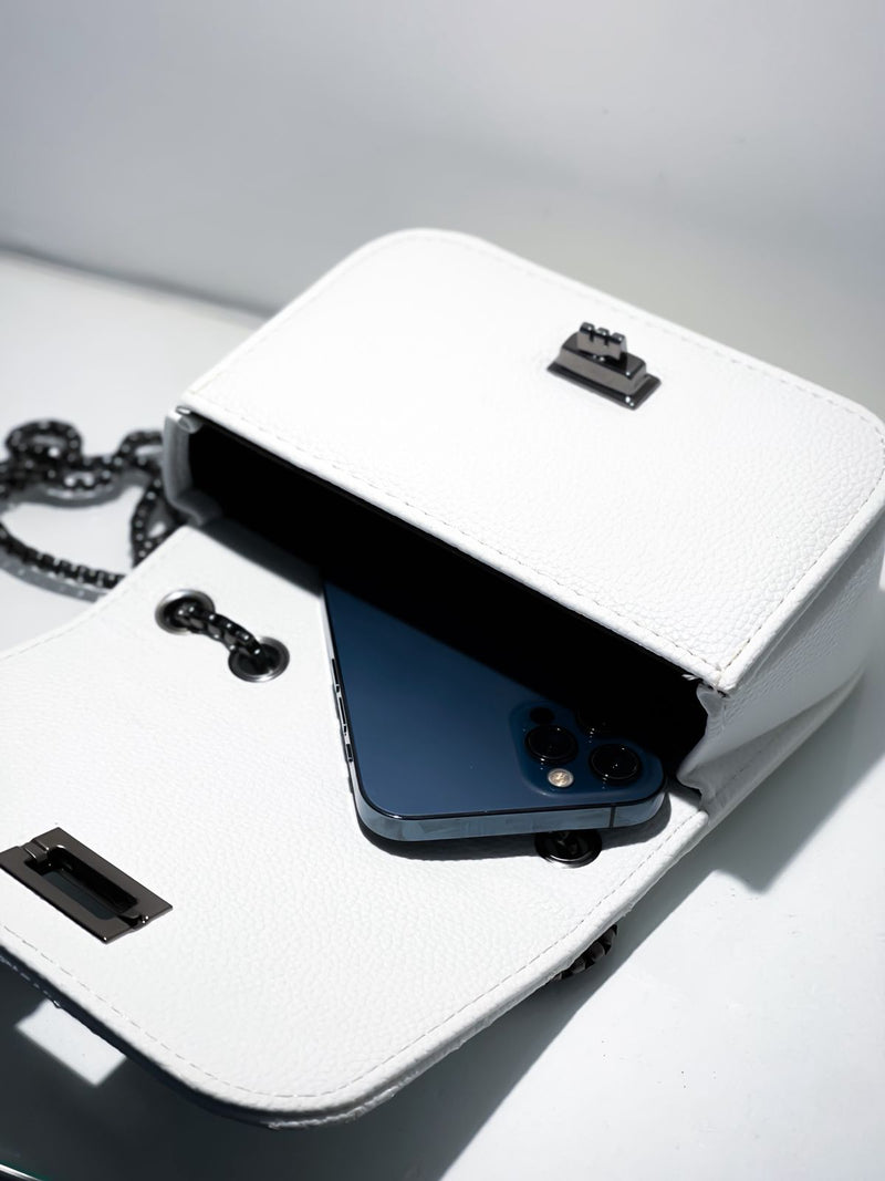 Bolsa Pequena em Couro Sintético com Alça de Corrente