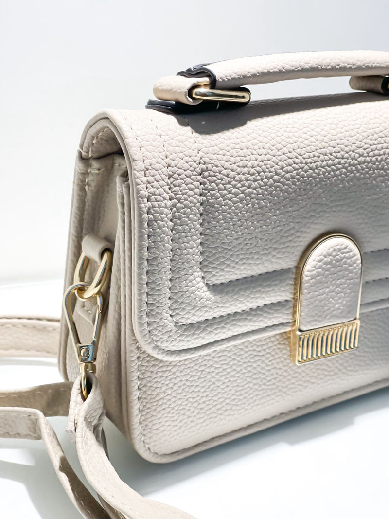 Bolsa Pequena Quadrada em Couro Sintético com