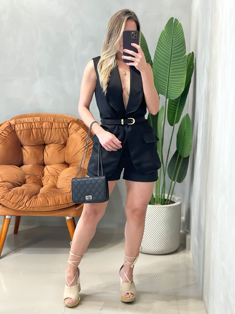 Conjunto em Alfaiataria Max Colete e Shorts com Cinto