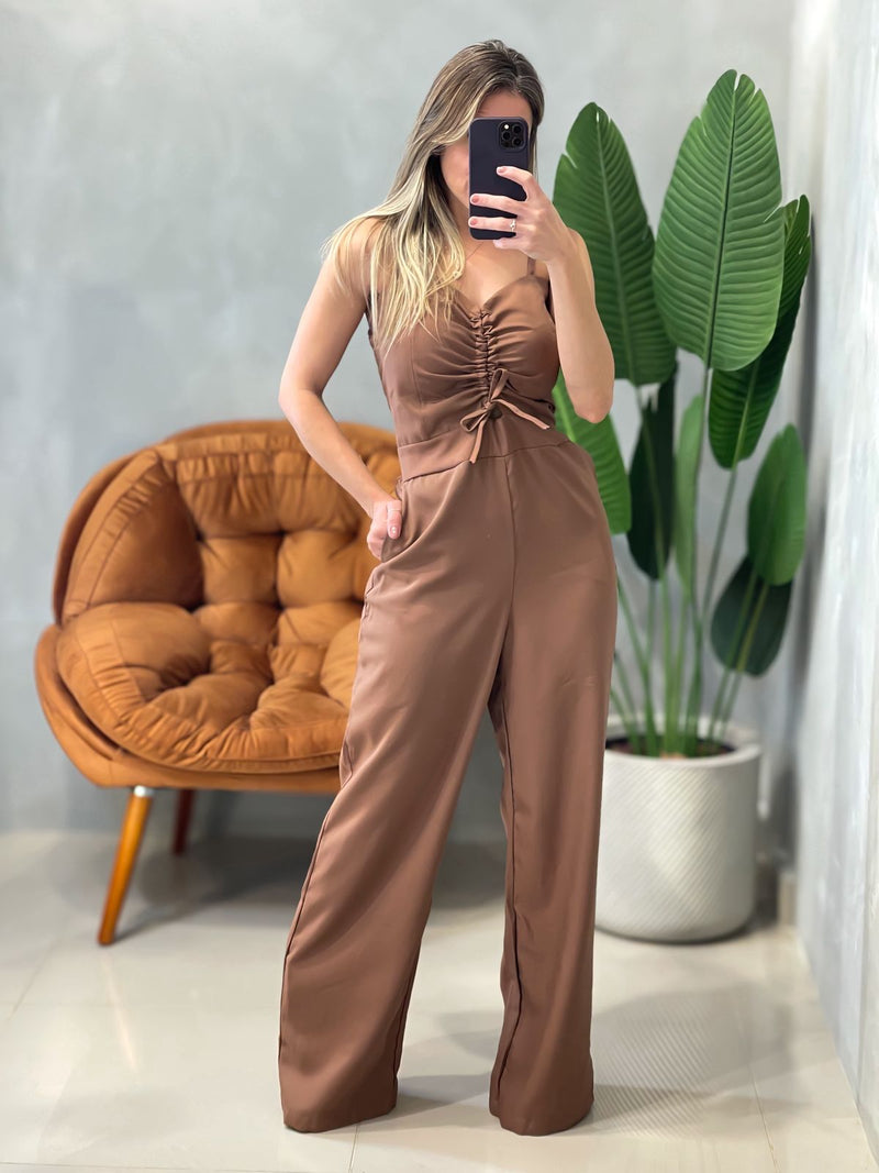 Macacão Pantalona em Alfaiataria Marrant de Alça com Lastex