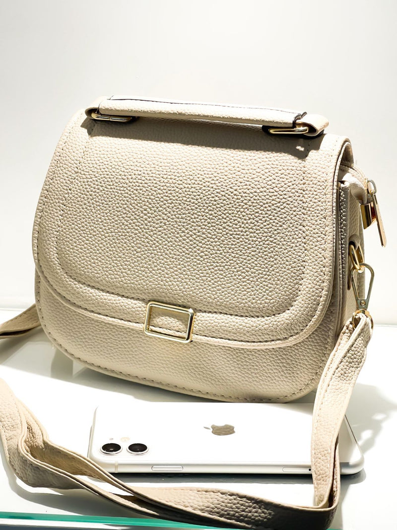 Bolsa Média Redonda em Couro Sintético com