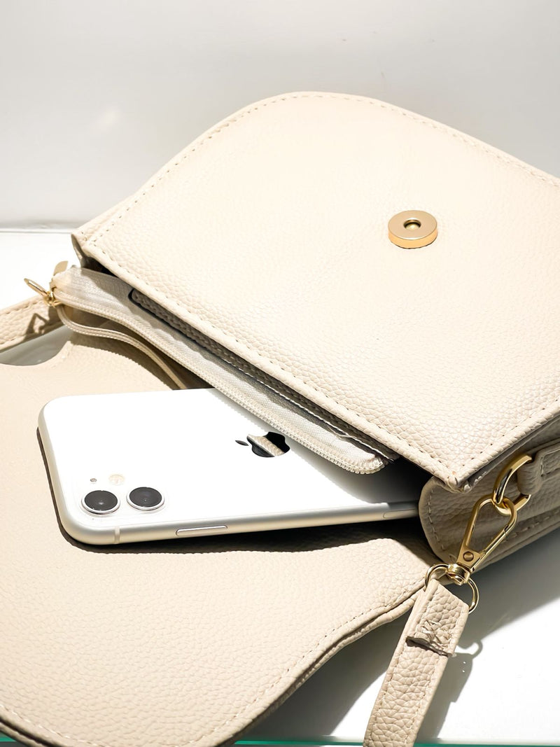 Bolsa Média Redonda em Couro Sintético com