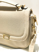 Bolsa Média Redonda em Couro Sintético com